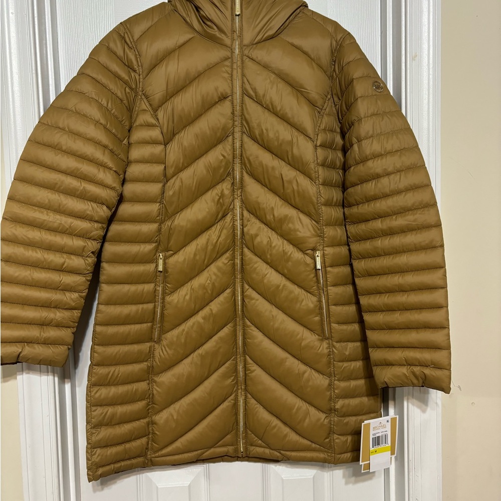 Michael Kors Women’s quilted lightweight hooded puffer jacket. Size medium